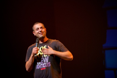 Erhan Demirci is succesvol comedian, acteur, presentator en cultureel ondernemer.