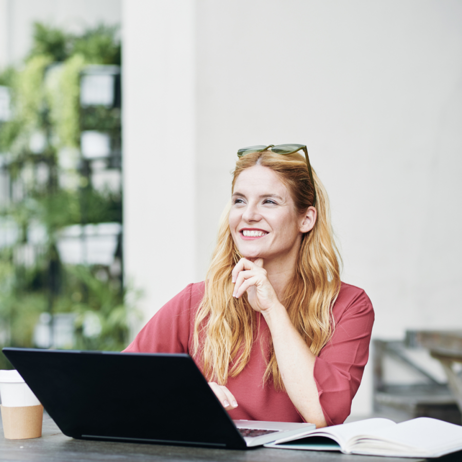 Vrouwelijke freelancer geeft haar input voor het Freelancer Focus Rapport door de enquête online in te vullen.