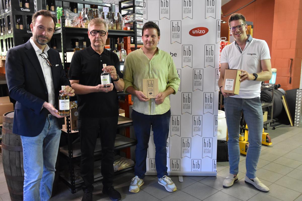 Op de foto van links naar rechts:  Bart Lodewyckx, gedelegeerd bestuurder UNIZO Limburg - Guido Vandewouwer, voorzitter UNIZO Beringen – Jeroen Aerts, zaakvoerder Het Aerts Paradijs – Thomas Vints, burgemeester Beringen.