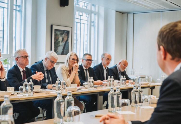 De werkgeversbank tijdens het IPA-overleg binnen de Groep van 10