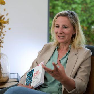 Eveline Schollaert: “Mensen willen zich goed voelen in hun vel, en dus in hun job.” Eveline Schollaert is een van de keynote speakers op UNIZO Topseminar 2022.