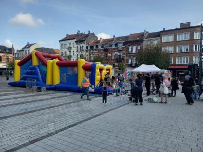 Kinderanimatie en gratis Marokkaanse thee voor iedereen in de Wayezstraat in Anderlecht