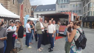 Op de Grote markt van Geel: klanten komen met hun bonnetjes iets eten of drinken.