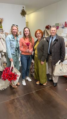 Handelaars in  de bloemetjes zetten in met Puur Gent. schepen Sofie Bracke